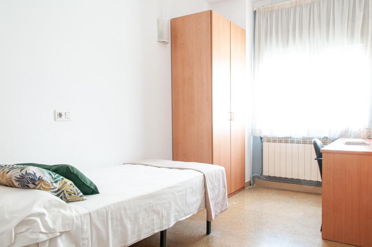 Residencia Universitaria Resa Sant Jordi Hostel *