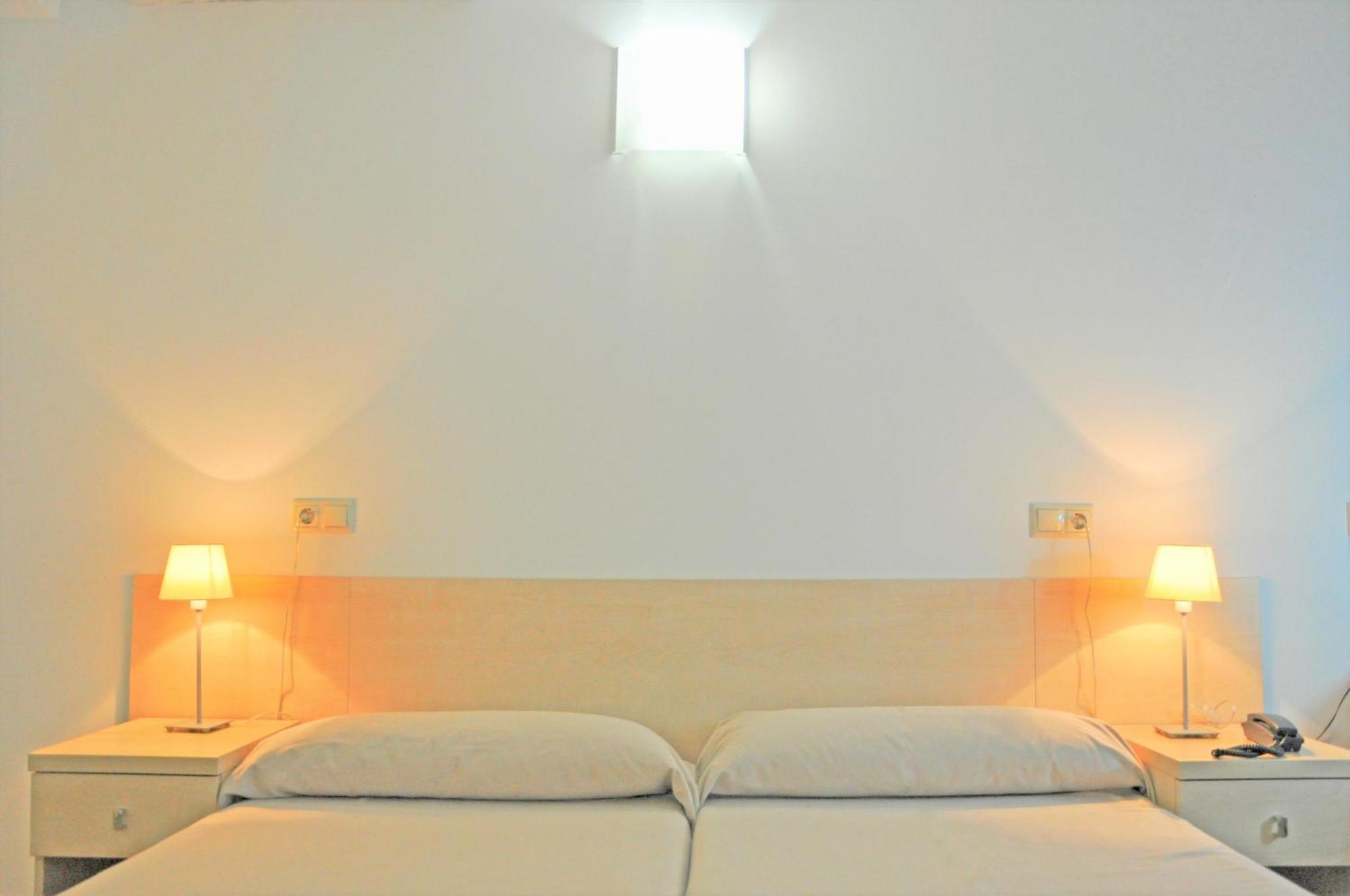 Residencia Universitaria Resa Sant Jordi Hostel *